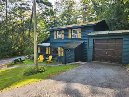 Lake George Diamond Point 3 Bed / 2 Ba two story Cabin