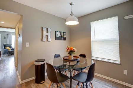 ChampionHill - Pick & Roll into Spooky Nook 2Bd Townhome with Off Street Parking Отели в г. Гамильтон