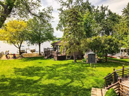 Lakefront Cottage with Gorgeous Sunsets