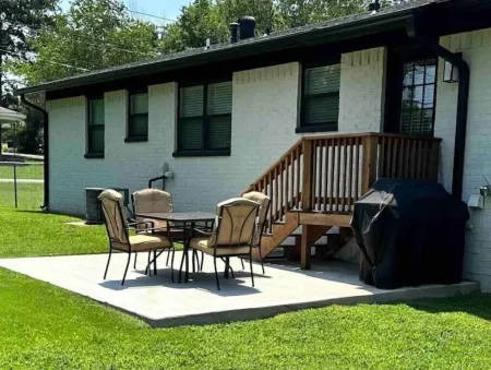 The Houston House: Convenient, Clean, and Newly Remodeled Home