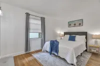 The Shore House: Walk to Beach, Boutiques & Bars!