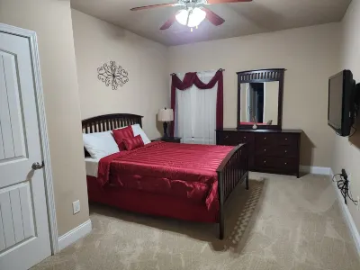 5 bedrooms/ 4 baths/ sleeps 14 (8.7 miles from Jordan-Hare Stadium
