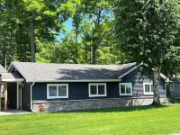 Stunning 100 Feet of Private Beach on Grand Traverse Bay with Hot Tub - Wifi