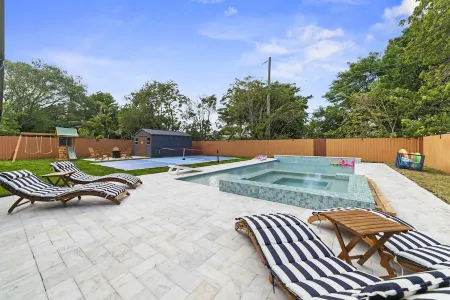 Fun Getaway: Pool, Jacuzzi, Games, 7BR, Stadium