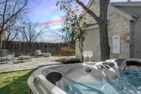 Stonebridge 2: 2 Blocks to Main, Shared Hot Tub