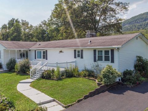 Yuzu-stunning mountain views family home with a hot tub and a camper, sleeps 15