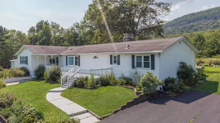 Yuzu-stunning mountain views family home with a hot tub and a camper, sleeps 15