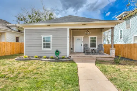 The Bird House - 3 Bedroom Downtown Nest