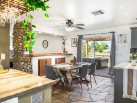 Desert Ruby: Stargaze, Spacious, Hot Tub, Fire pit, Fenced, Pet Friendly Hotels in Yucca Valley