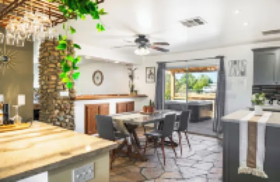 Desert Ruby: Stargaze, Spacious, Hot Tub, Fire pit, Fenced, Pet Friendly