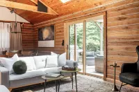 Newly Remodeled True Log Cabin | Fire Pit | Bike In-Bike Out