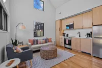 Tiny Home a fantastic Location close to 9th Street!