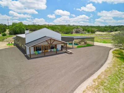 Perfect Couple’s Getaway in Luckenbach Tx Hot tub Pool