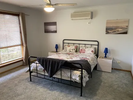 4 or 5 bedroom home with solar heated, undercover outdoor pool. Pet friendly. Отели в г. Ардросан