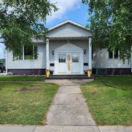 Charming 3+ bdrm 3 bath house in Oshkosh on Sawyer Creek & Fox River near EAA