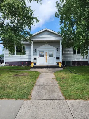 Charming 3+ bdrm 3 bath house in Oshkosh on Sawyer Creek & Fox River near EAA Hotels near Nike Factory Store