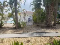 2 Br / 2 Ba 1st Floor Poolside Condo in Englewood /Manasota Key Fl Best Location Hoteles en Englewood