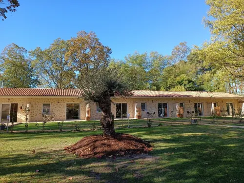 5 Gîtes 2/4 pers. + 3 ch. 26 pers.au total with swimming pool on 5000 m² grounds
