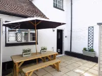 Three-Time Award Winning, Stunning 1700's Grade 2 listed cottage near Stonehenge Hotels in Amesbury