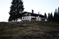 Studio Apartment with Large South-Facing Balcony & Mountain View