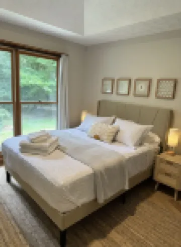 Breathtaking Waterfront Retreat, Private Docks, 12 Guests, King Bed.