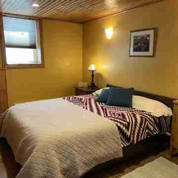 Village Nook,1 BR Apt.-on the Rail Trail, easy walk downtown. Rooms