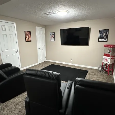 Newly Renovated ski themed home with brand new  furniture