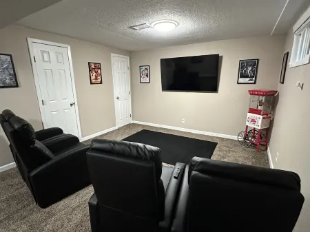 Newly Renovated ski themed home with brand new  furniture Отели рядом с достопримечательностью «The Well House Assisted & Senior Living of Arvada»