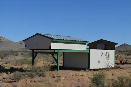 Tiny Home with Observatory Near Rodeo, New Mexico & Portal, AZ Отели в г. Идальго