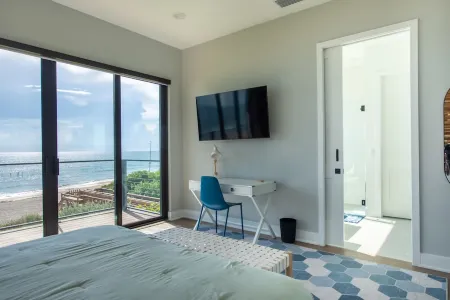 Oceanfront 4-bed Villa with private pool. Weekly discount for spring and summer.