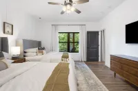Luxury Modern Retreat on Taneycomo On-Suite Bathrooms Hot Tub Outdoor Pool