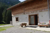 Chalet sleeps 14 with jacuzzi, 200m of Pré la Joux ski lift - Chatel Reservation Hotels in Chatel
