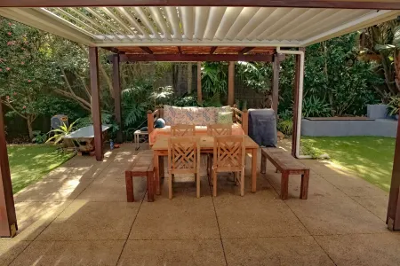 Sunny and modern villa located 5 mins walk from Avalon Beach! Отели в г. Авалон Бич