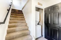 Stylish & Comfy Downtown Retreat: Queen Bed + Sofa Bed - Laundry - Free Parking!