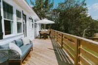 NEW BUILD, Modern coastal home. 10 min walk to beach and sound! Hotels in Kill Devil Hills