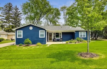 Blue Beach Cottage - 5 Minute Walk to Private Beach!