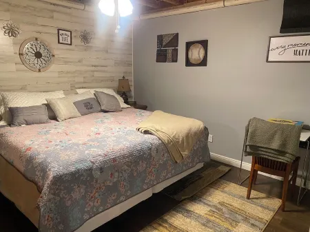 Spacious 1450 sf 2 BR Private Suite w/Dog Fe