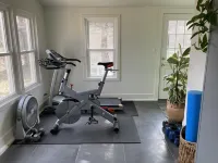 10 min to Beach! Spacious Designer Farmhouse in MI Wine Country, fenced-in yard
