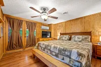 Lakeside Pet Friendly Cabin w/ Hot tub Game Rm Fireplace Elec Vehicle Charger