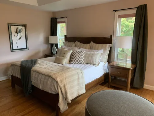 Secluded home in the mountains and 5 minutes from downtown.  Pet friendly!