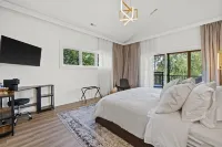 Luxury Lake Geneva House, Heated Pool, 2 Hot Tubs, Sauna, Fire Pit, Photo Zone