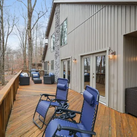 Wooded Lakeside Adventure, Walk to Dock, 4 Kid Kayaks, Screened Porch, Ping Pong