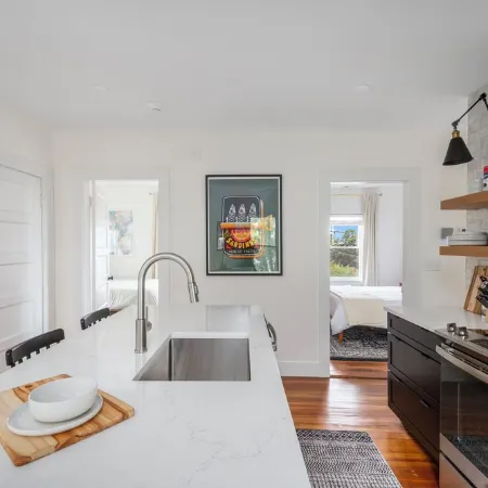 Urban Retreat: Bright, Stylish Top-Floor Apartment Near Universities & Dining