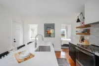 Urban Retreat: Bright, Stylish Top-Floor Apartment Near Universities & Dining