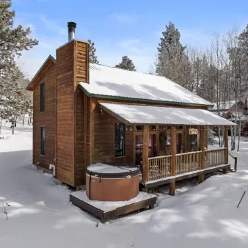 Shangri Lodge-Terry Peak Cabin with Hot Tub