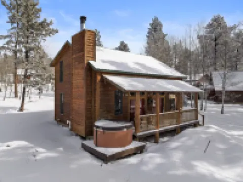 Shangri Lodge-Terry Peak Cabin with Hot Tub