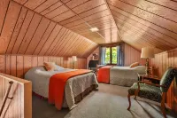 Cozy Log Cabin on 1 Acre