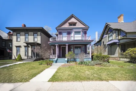 Victorian in downtown historic district. Large porches. Near lakes and trails. Отели рядом с достопримечательностью «Беюкма Плейфилд»