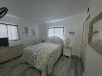 2 Br / 2 Ba 1st Floor Poolside Condo in Englewood /Manasota Key Fl Best Location Hoteles en Englewood