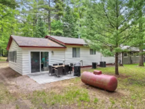 Charming 3-bedroom house with AC, WiFi, 🏓Ping-Pong, Foosball,🔥Firepit,🍔 Grill Hotéis em Gerrish Township